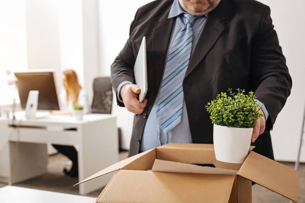 Empleado promedio despedido recogiendo sus cosas — Foto de Stock