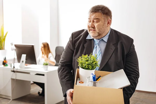 Compulsif homme expressif à l'air irrité — Photo