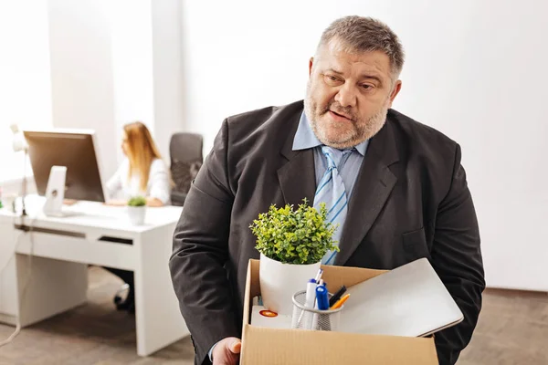 Devastado demitido empregado sendo emocional — Fotografia de Stock