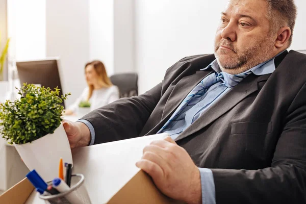 Licenziamento del lavoratore in sovrappeso di mezza età — Foto Stock