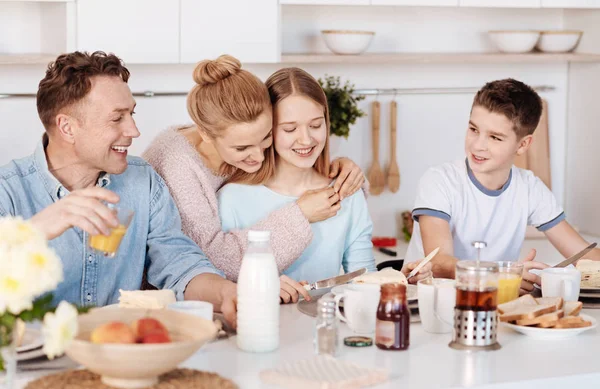 Família positiva desfrutando de café da manhã juntos — Fotografia de Stock