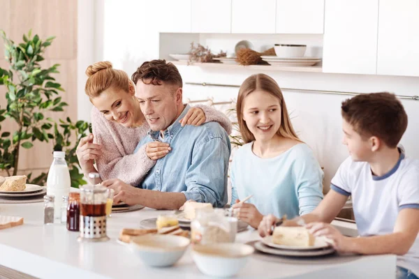 Vriendelijke familie eten — Stockfoto