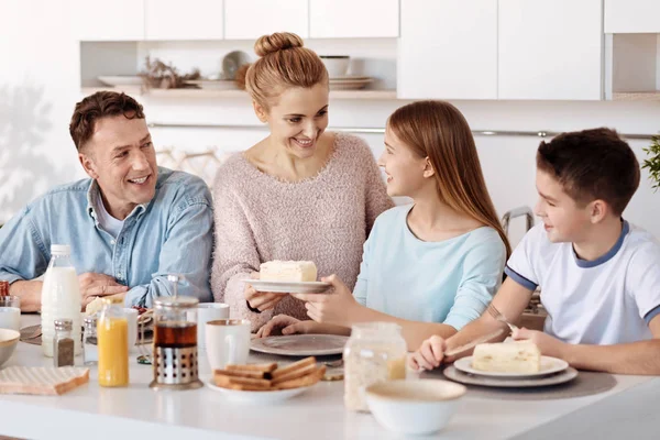 Positieve liefdevolle moeder serveren ontbijt — Stockfoto