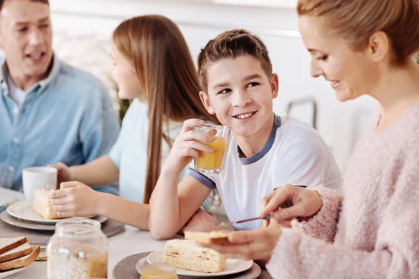 쾌활 한 소년 그의 가족과 함께 아침 식사 — 스톡 사진