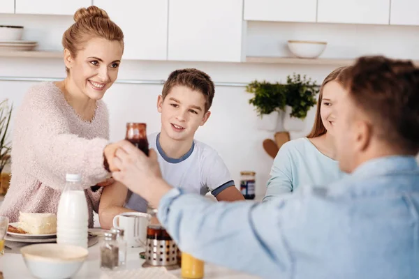 Casal positivo tomando café da manhã com seus filhos — Fotografia de Stock