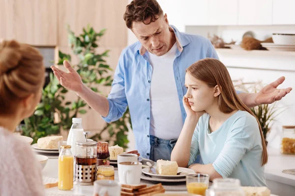 Padre arrabbiato che dà lezione a sua figlia — Foto Stock