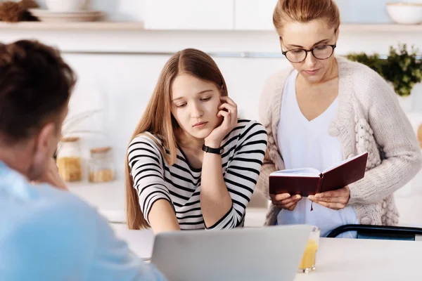 Szigorú anya lánya tanulás eredményeinek ellenőrzése — Stock Fotó