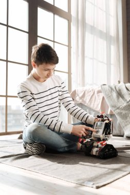 Ciddi çocuk onun robot dokunmadan