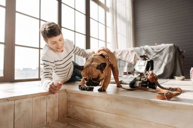 Meraklı köpek koklama oyun konsolu