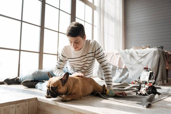 彼のお気に入りの犬を撫で謎めいておりティーンエイ ジャー — ストック写真