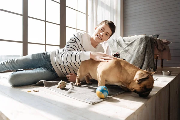Pozitivní radost chlapce uvedení pravou ruku na svého psa — Stock fotografie
