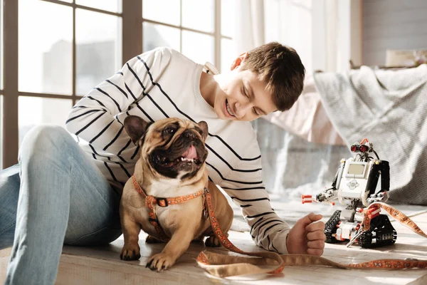Pozitivní chlapec při pohledu na jeho psího společníka — Stock fotografie