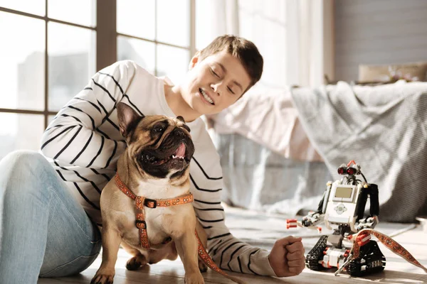 Divertente cagnolino mostrando la lingua — Foto Stock