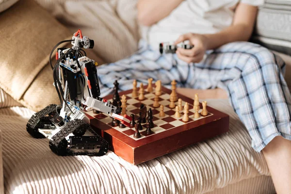 Close up of toy robot standing near chess board — Stock Photo, Image