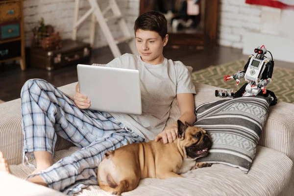 Chico alegre mirando su computadora — Foto de Stock