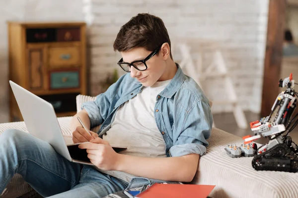 Adolescente diligente escrevendo algumas tarefas — Fotografia de Stock