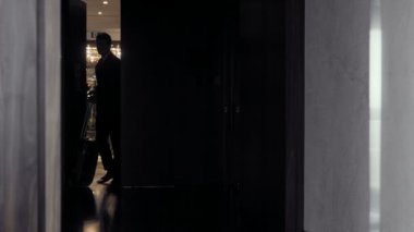 Hoş adam otel odasına bırakarak