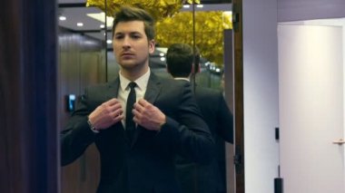 Moda işadamı aynanın önünde duran