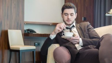Ciddi işadamı kahve içme konsantre