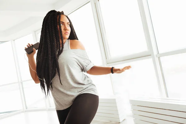 Begabte aktive Frau entspannt im Fitnessstudio — Stockfoto