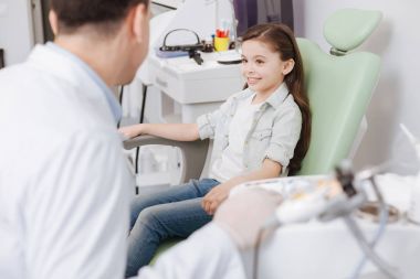 onun hastayı muayene edecek otolaryngologist