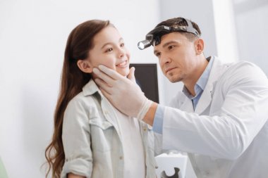 onun hastayı muayene edecek otolaryngologist
