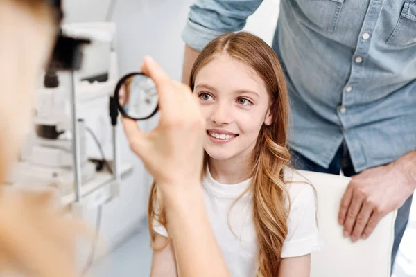 Girl having her eyes checked — Stock Photo, Image