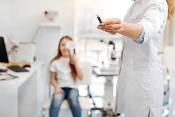 Médico perguntando seu paciente nomeando cartas — Fotografia de Stock