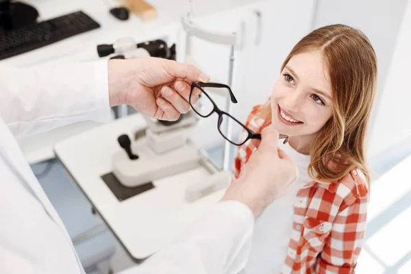 Chica bonita probándose gafas nuevas — Foto de Stock