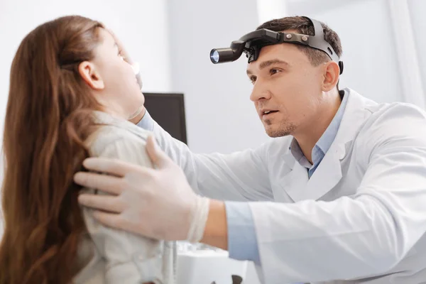 Otorrinolaringólogo va a examinar a su paciente — Foto de Stock