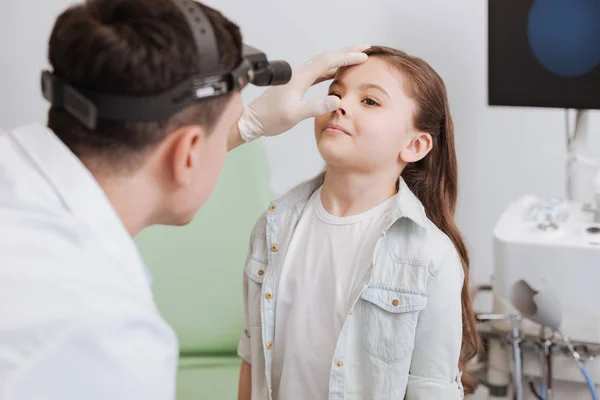 Otolaryngologa będą badać jego pacjenta — Zdjęcie stockowe