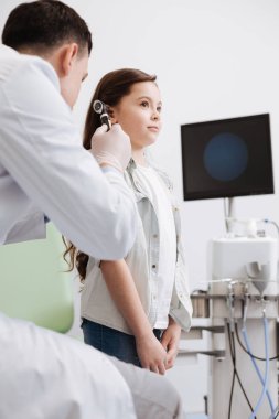KBB doktor küçük ziyaretçi incelenmesi