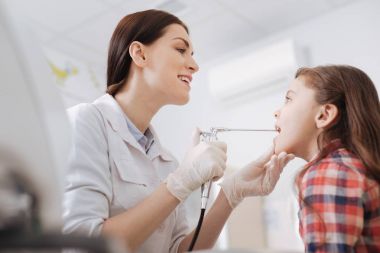 otolaryngologist enstrüman tutan doktor