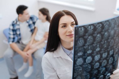 Kadın Doktor Röntgen tarama tutan