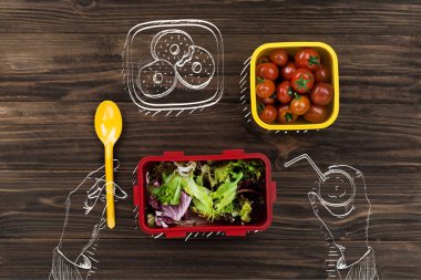 salata yemek ve kokteyl içme kişi