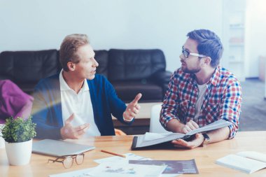 Proje üzerinde çalışan meslektaşlar