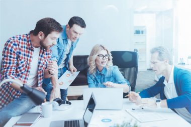 projede çalışan profesyonel iş arkadaşları