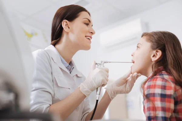 Doctor sosteniendo instrumento otorrinolaringólogo — Foto de Stock