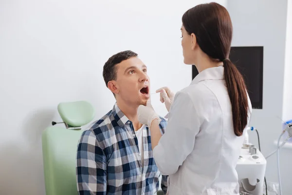 Manlig patient på consulting room — Stockfoto