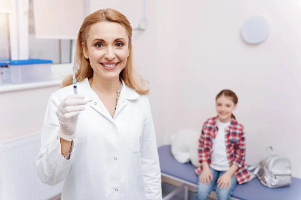 Medico donna che indossa guanti di gomma — Foto Stock