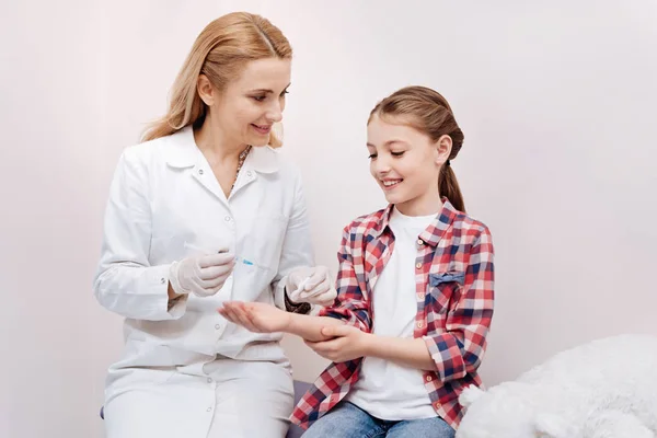 Girl giving right hand to doctor — Stock Photo, Image