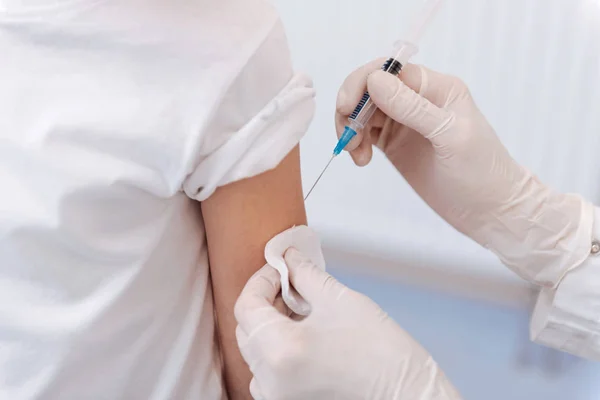 Vrouwelijke vaccinerend meisje — Stockfoto