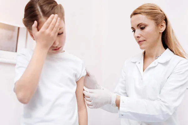 Enfermera vacunando niña — Foto de Stock