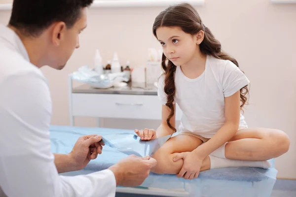 Chica mirando al médico y tomando rayos X — Foto de Stock