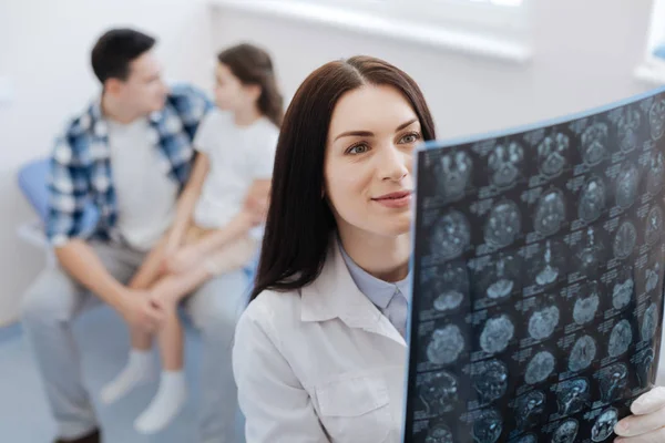 Kvinnliga läkare håller X ray scan — Stockfoto