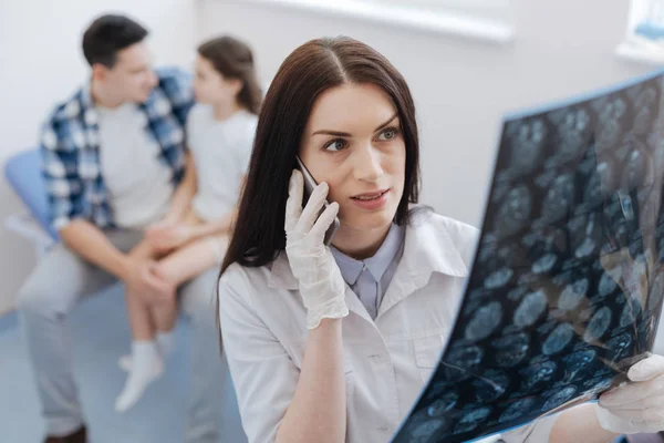 Ärztin mit einem Röntgenbild — Stockfoto