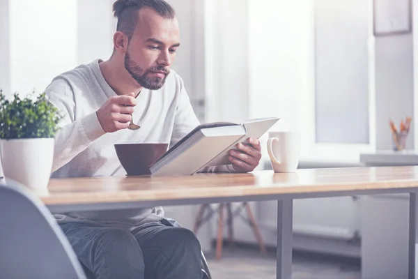 Mann im Rollstuhl genießt Frühstück — Stockfoto