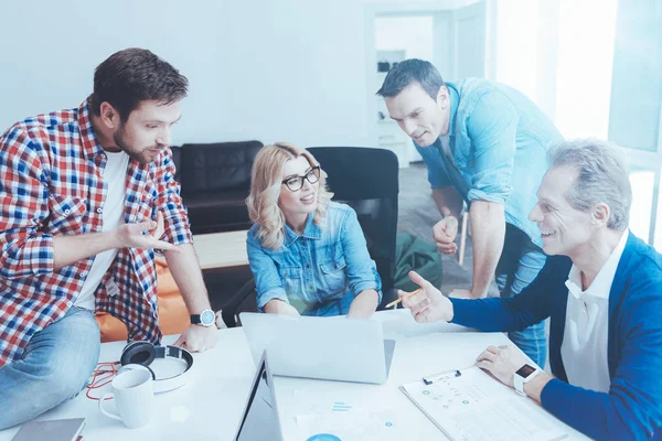 Colegas profesionales que trabajan en el proyecto — Foto de Stock