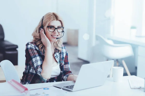 Kvinna som arbetar som call center anhängare — Stockfoto