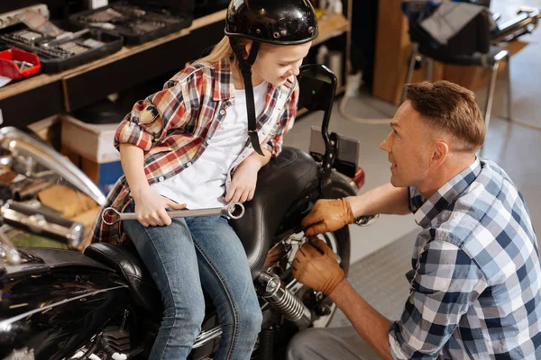 Schöne unterstützende Tochter fragt, ob ihr Vater Hilfe braucht — Stockfoto